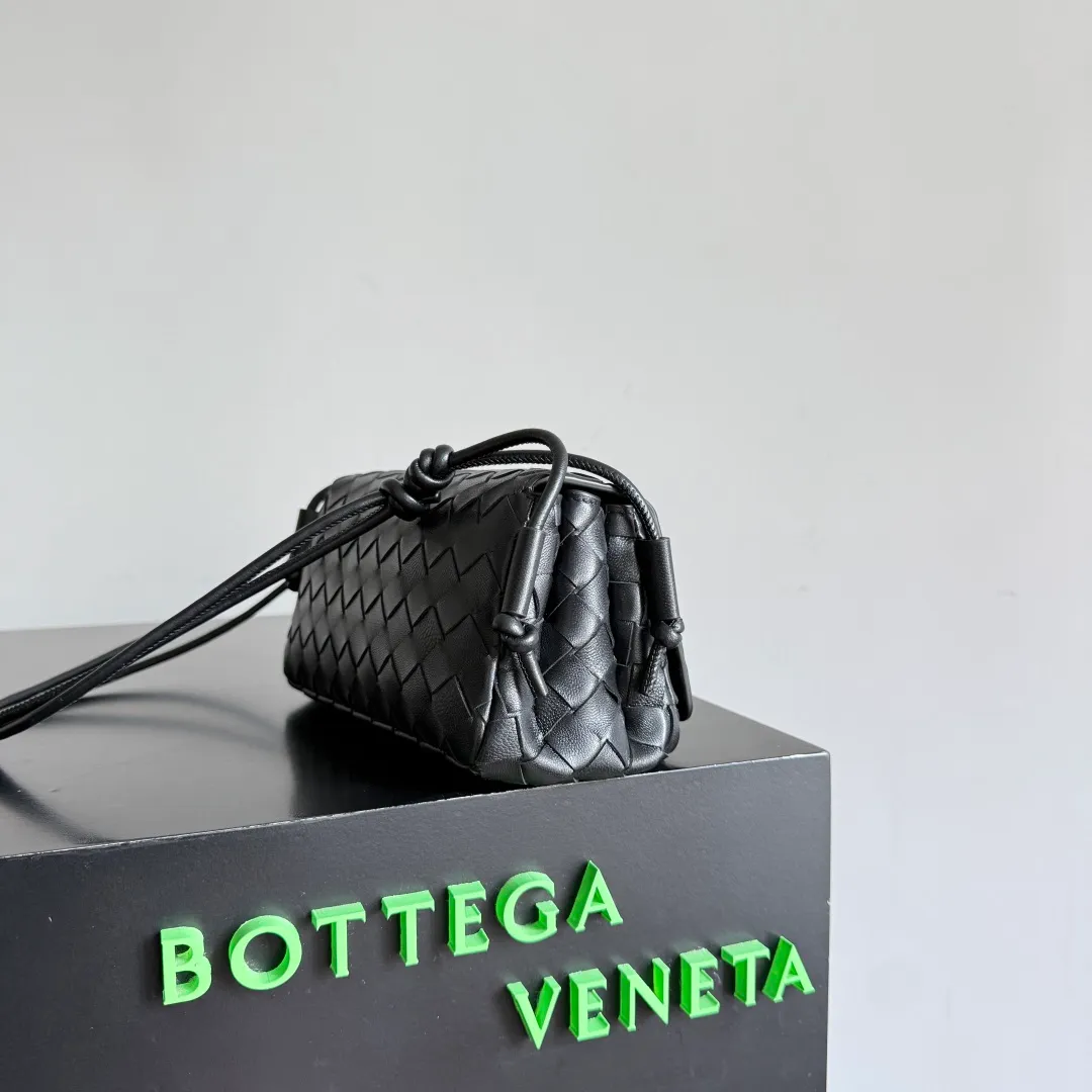 Batch 1680 Bottega Veneta’s new early spring products are here◍˃ᵕ˂◍ This super cute little bag captures my heart every time. This kind of simple little bag that can be carried on the back at any time is really convenient. The surprise of this Notturno clutch lies in the three independent spaces inside. Babies with a lot of belongings must be able to empathize with the tiredness of searching for items for a long time every time. This divided area design simply captures my heart. Style number: 843893 Size: 21*11*9cm